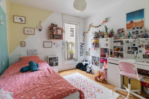 - une chambre avec un lit rose et un bureau dans l'établissement Appartement incroyable en région parisienne, à Boulogne-Billancourt