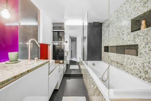 une salle de bain avec un lavabo et une baignoire dans l'établissement Le 21 - Appart 4P 2BDR - Proche Paris - Wifi, à Saint-Maur-des-Fossés
