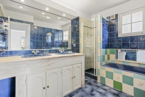 une salle de bain avec deux lavabos et une douche dans l'établissement La Belle Provence, à Roquebrune-sur Argens