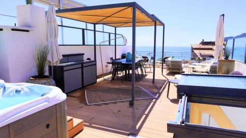 a balcony with a view of the ocean on a yacht at Villa avec Rooftop, Jacuzzi & vue mer by Palmazur in Mandelieu-la-Napoule