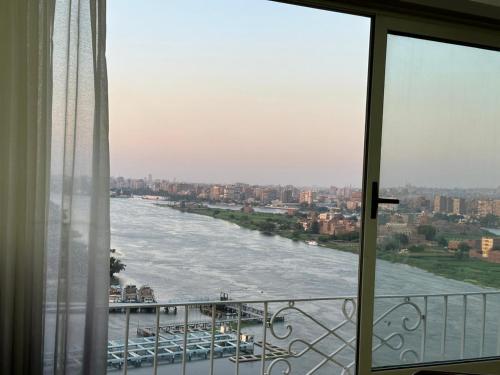 شقه فندقيه بأفضل فيو علي النيل مباشرة