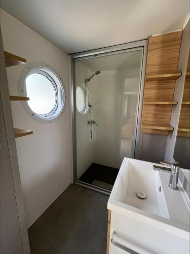 une salle de bain avec un lavabo et une douche dans l'établissement Camping La Tuque, à Belaye