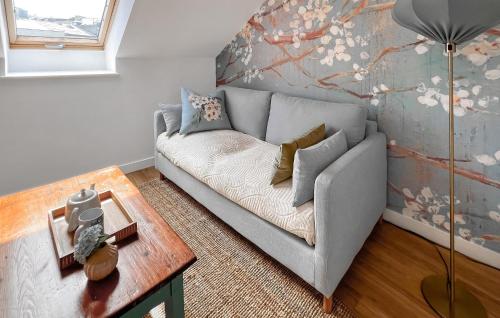 un salon avec un canapé et une table dans l'établissement 1 Bedroom Cozy Apartment In Saint-Renan, à Saint-Renan