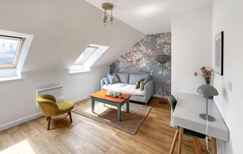 1 Bedroom Cozy Apartment In Saint-Renan