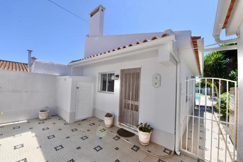 Μπαλκόνι ή βεράντα στο Laranjeira - House with private garden and pool