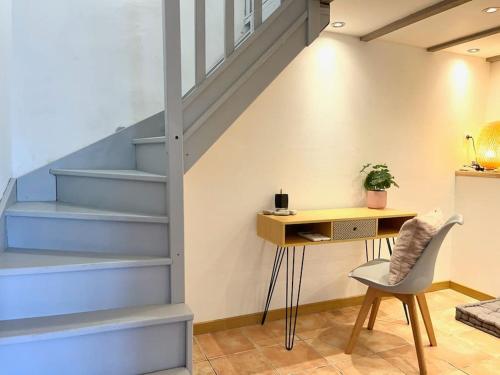 Cette chambre comprend un bureau et une chaise. dans l'établissement Maison Belle Vue & Jardin- Tout à proximité à Pied, à Gattières