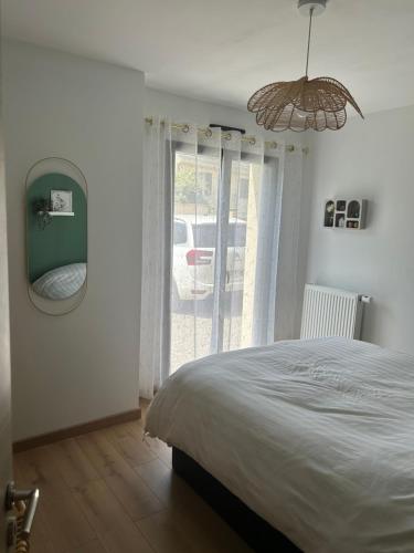 - une chambre avec un lit et une fenêtre avec une voiture à l'extérieur dans l'établissement Chambre Eucalyptus dans maison neuve, à Bazainville