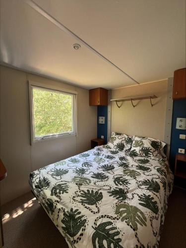 une chambre avec un lit et une fenêtre dans l'établissement Camping La Tuque, à Belaye