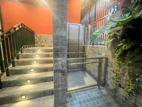 a set of stairs with a metal handrail in a building at Cómodo y silencioso Apartamento 1BR en Barranco in Lima