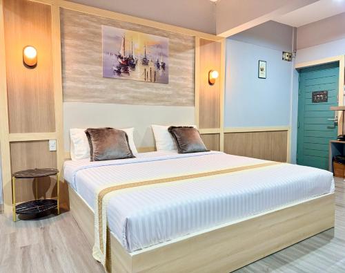 a bedroom with a large bed in a room at Best LD Hotel โรงแรมเบส แอลดี in Hua Hin