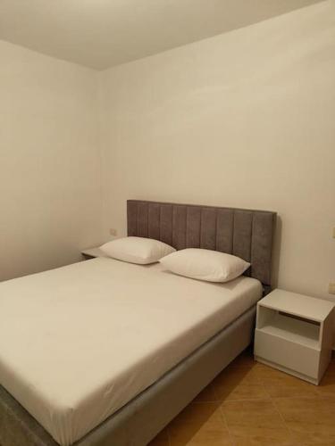 เตียงในห้องที่ Seaside Serenity