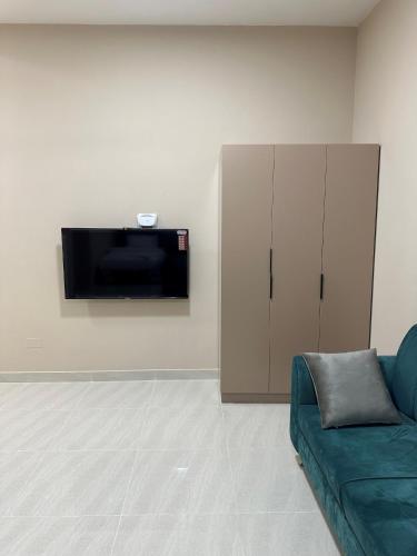 Μια τηλεόραση ή/και κέντρο ψυχαγωγίας στο Baytna Hotel Apartments بيتنا للشقق الفندقية