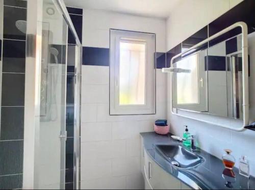Bilik mandi di Super maison 5 pièces avec jardin