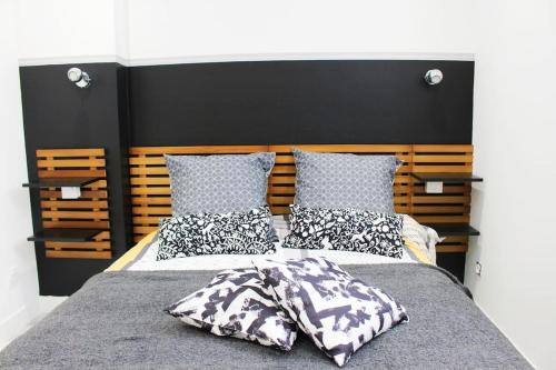 un lit avec deux oreillers dessus dans l'établissement Lucky, centre-ville, à 10 min à pied des plages Antibes et Juan les Pins, à Antibes