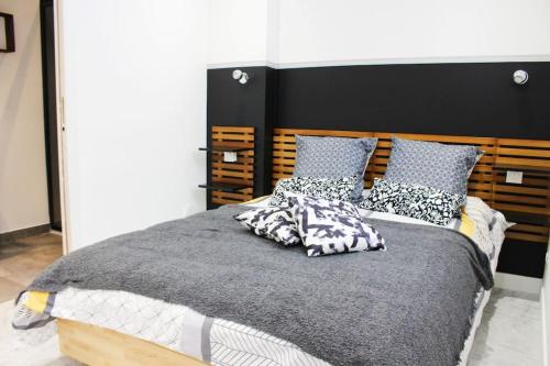 une chambre avec un grand lit avec des oreillers dessus dans l'établissement Lucky, centre-ville, à 10 min à pied des plages Antibes et Juan les Pins, à Antibes