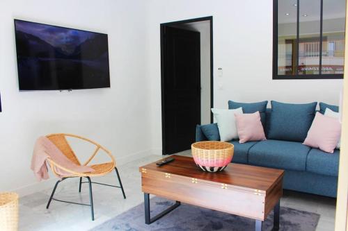 un salon avec un canapé et une table basse dans l'établissement Lucky, centre-ville, à 10 min à pied des plages Antibes et Juan les Pins, à Antibes