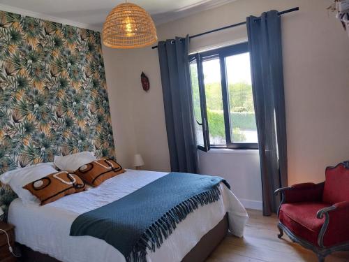 une chambre avec un lit, une fenêtre et une chaise dans l'établissement Fleurs, à Bassussarry