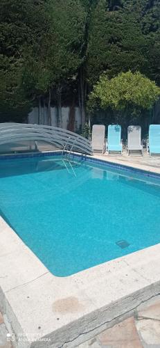 - une piscine avec 2 chaises longues et 2 chaises dans l'établissement Villa avec piscine à Antibes Côte d'Azur, à Antibes