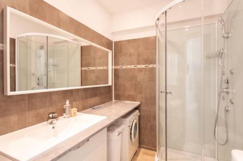 une salle de bain avec un lavabo et une douche dans l'établissement ApartHotel Riviera - Balcon Lenval Sea View with AC Promenade des Anglais, à Nice