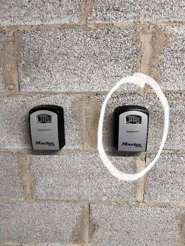 a clock on the side of a brick wall at Appartement de charme in Vaux-sur-Sûre