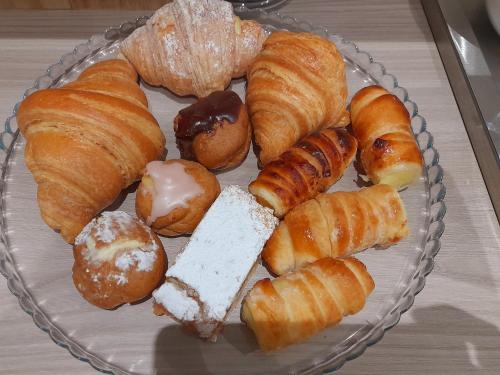 een glazen bord gebak op een tafel bij Meuble' 21 di Anna in Reggio Emilia