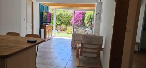 - une cuisine avec un salon doté d'un canapé et d'une table dans l'établissement Grand T2 60M² /Jardin 50M² plein sud /Mer à pieds, à Saint-Mandrier-sur-Mer