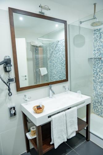a bathroom with a sink and a mirror at Hotel Napoleon in Torre Melissa