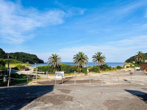 下田市にある民宿しみずのヤシの木と海のビーチ