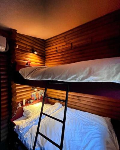 Postel nebo postele na pokoji v ubytování Woods-hottub & AC