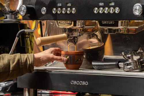 Black Llama Hostel Cuscoにあるコーヒーまたはお茶