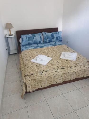 une chambre avec un lit avec deux serviettes dessus dans l'établissement Appartement près des plages en plein centre ville, à Loupian