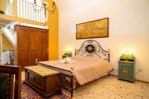 une chambre avec un lit et une armoire en bois dans l'établissement Elegant Apartment in the Heart of Taranto w WiFi, à Tarente