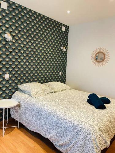 une chambre avec un lit et une table dedans dans l'établissement Studio Charles de Gaulle II, à Castres