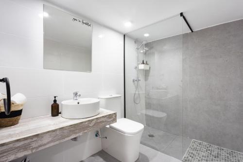 a bathroom with a toilet and a sink and a shower at Alojamientos Serendipity FM in Icod de los Vinos