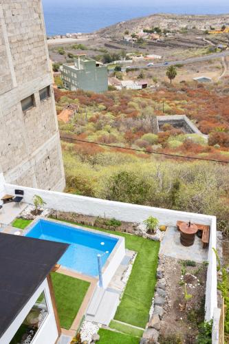 an aerial view of a house with a swimming pool at Alojamientos Serendipity FM in Icod de los Vinos