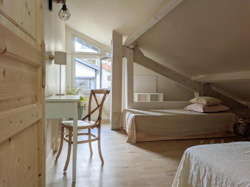 ein Schlafzimmer mit einem Bett, einem Schreibtisch und einem Stuhl in der Unterkunft Loft Frontière Montagne et Plage in Urrugne
