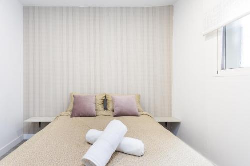 a bedroom with a bed with two white pillows at Alojamientos Serendipity FM in Icod de los Vinos