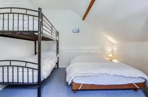- une chambre avec 2 lits superposés et un tapis bleu dans l'établissement Appartement familial spacieux et lumineux, à Barèges