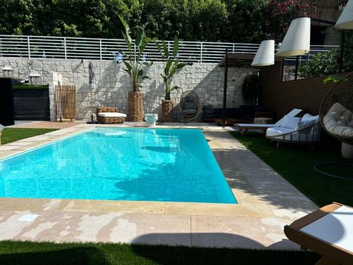 a small swimming pool in a yard with a patio at Barneys B&b in Cercola