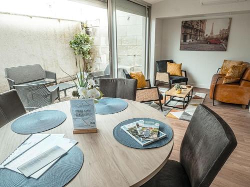 ソミュールにあるAppartement jacuzzi et terrasseのダイニングルーム(テーブル、椅子付)、