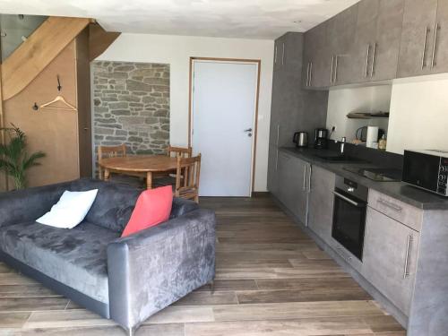 un salon avec un canapé et une table dans l'établissement Petite maison Piscine et Vue sur la mer, à Carnac