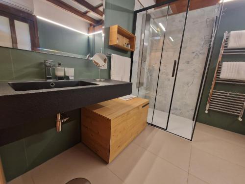 a bathroom with a sink and a shower at B&B Villa Sbaraglia in Alatri