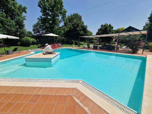 a large blue swimming pool with a fountain at B&B Villa Sbaraglia in Alatri