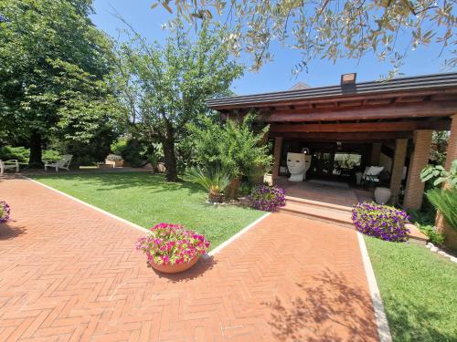 a brick walkway leading to a house with flowers at B&B Villa Sbaraglia in Alatri