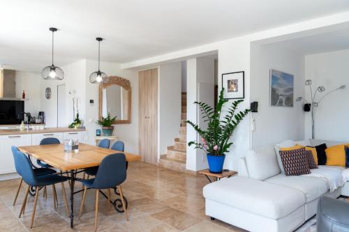 un salon avec un canapé blanc et une table dans l'établissement Les lauriers, au Plan-de-la-Tour