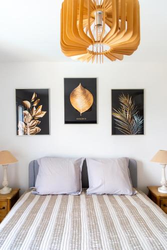 une chambre avec un lit et un lustre dans l'établissement Les lauriers, au Plan-de-la-Tour