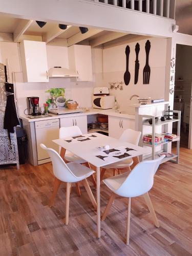 Photo de la galerie de l'établissement La Maison des Chats, à Valros