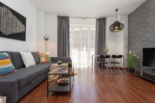 Apartamento reformado en pleno centro by Rent Me