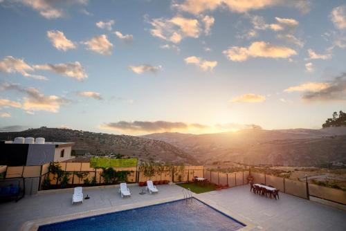 desde el balcón de una casa con puesta de sol en Villa Al ulaa, en Māḩiş