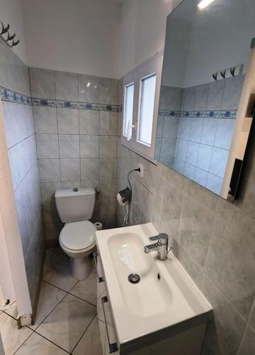 une salle de bain avec des toilettes blanches et un lavabo dans l'établissement Paisible - Proche Palais des Sports et Zénith, à Caen